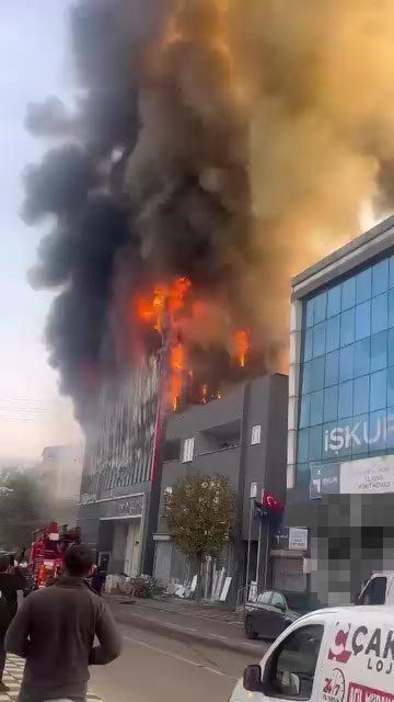 Kocaeli’nin Dilovası ilçesinde bulunan iş yerinde yangın çıktı, bölgeye çok