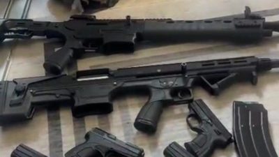 Kocaeli’de bir ikamette yapılan operasyonda 8 ruhsatsız tabanca, 2 otomatik