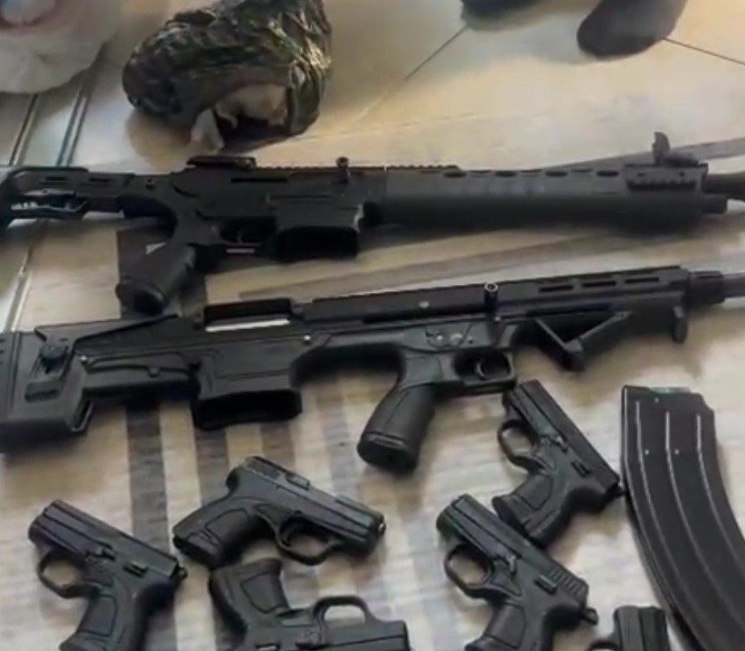 Kocaeli’de bir ikamette yapılan operasyonda 8 ruhsatsız tabanca, 2 otomatik