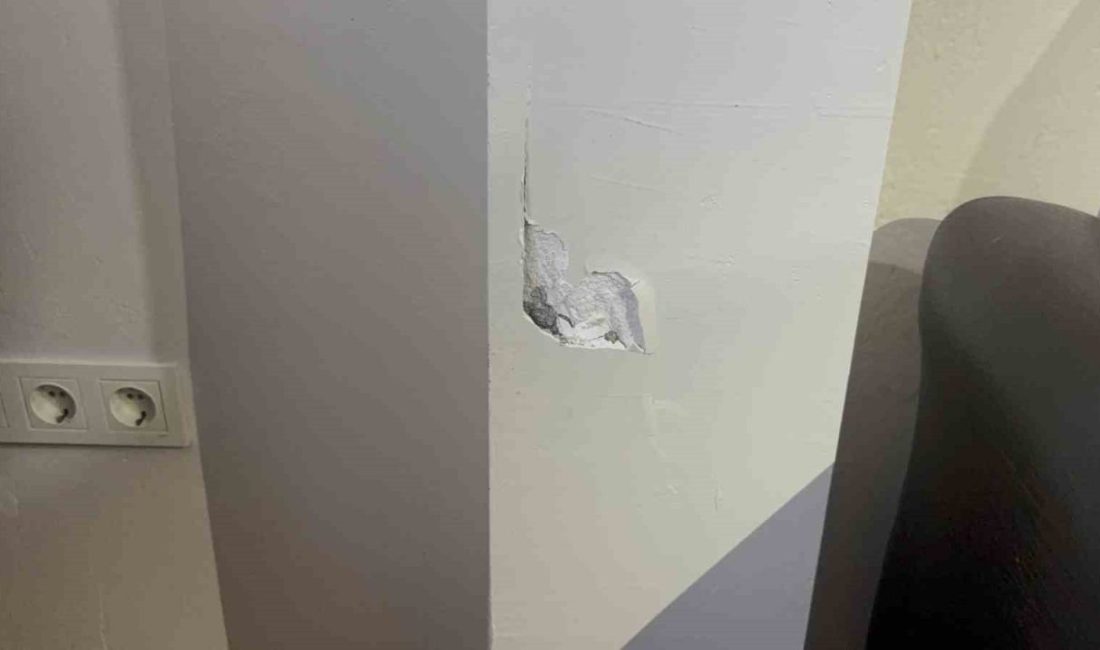 Kocaeli’nin Darıca ilçesinde kolonlarında çatlaklar tespit edilen bir bina tedbir