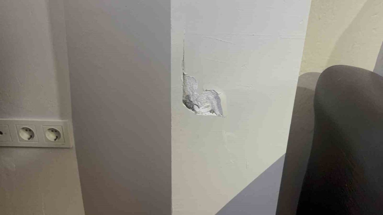 Kocaeli’nin Darıca ilçesinde kolonlarında çatlaklar tespit edilen bir bina tedbir