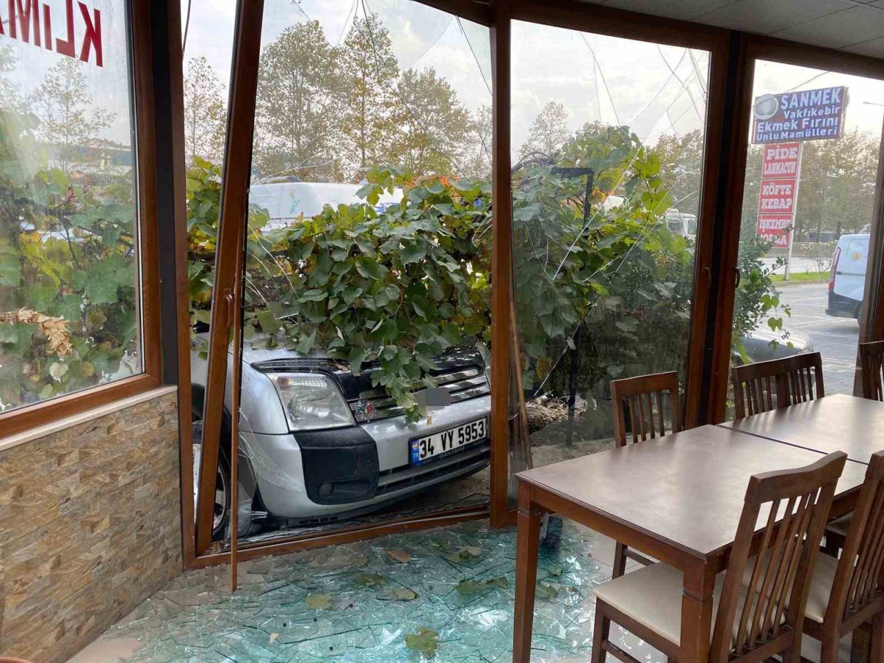 Kocaeli’nin İzmit ilçesinde kontrolden çıkan otomobil, park halindeki iki araca