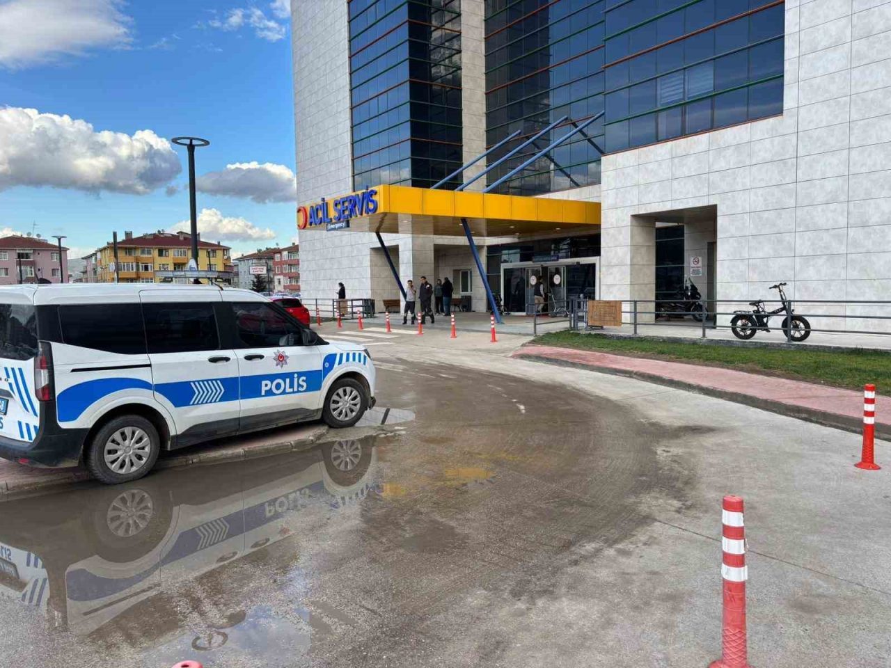 Kocaeli’nin Gölcük ilçesinde hakkında yakalama kararı bulunan ve polise bıçakla