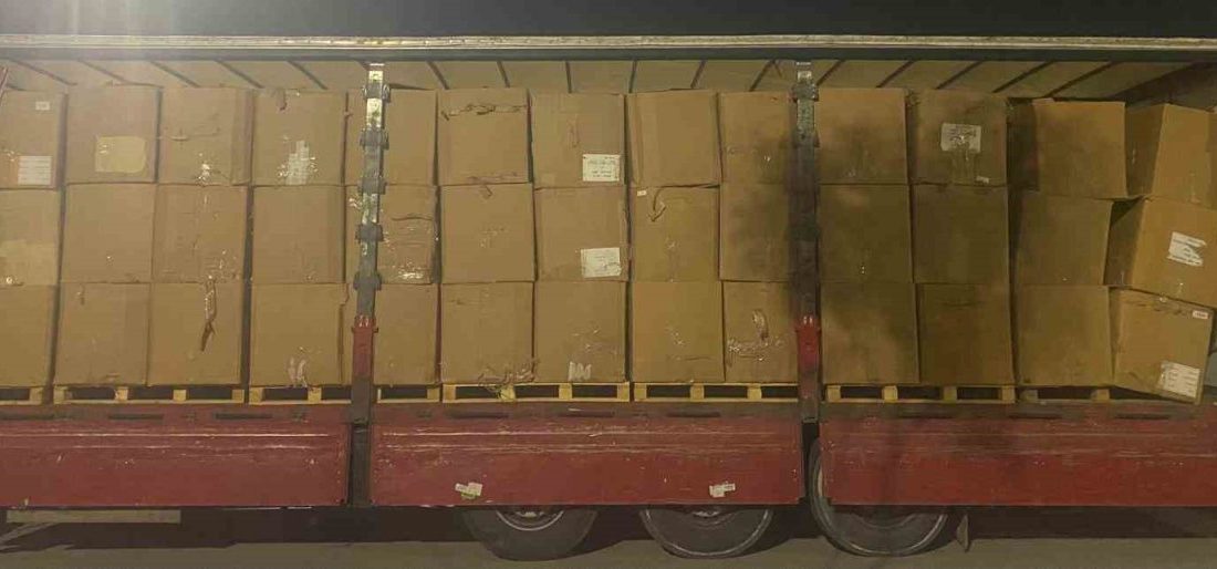 Kocaeli’nin İzmit ilçesinde polis ekiplerinin bir tıra düzenlediği operasyonda 19