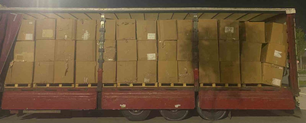 Kocaeli’nin İzmit ilçesinde polis ekiplerinin bir tıra düzenlediği operasyonda 19