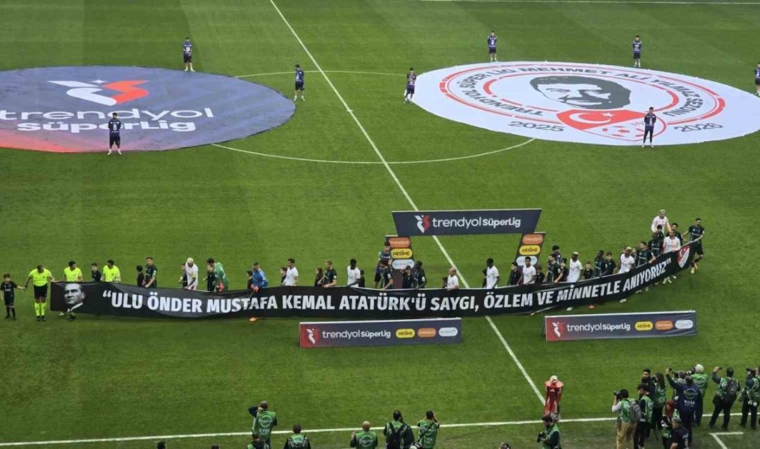 Kocaelispor ile Galatasaraylı futbolcular, seremoniye Gazi Mustafa Kemal Atatürk’ü anmak