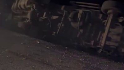 Sakarya’nın Kaynarca ilçesinde kontrolden çıkan kamyon, elektrik direğini yıkarak yol