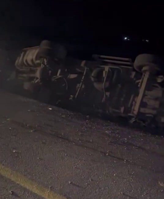 Sakarya’nın Kaynarca ilçesinde kontrolden çıkan kamyon, elektrik direğini yıkarak yol