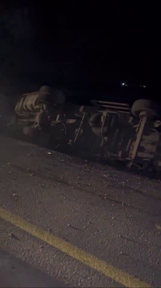 Sakarya’nın Kaynarca ilçesinde kontrolden çıkan kamyon, elektrik direğini yıkarak yol