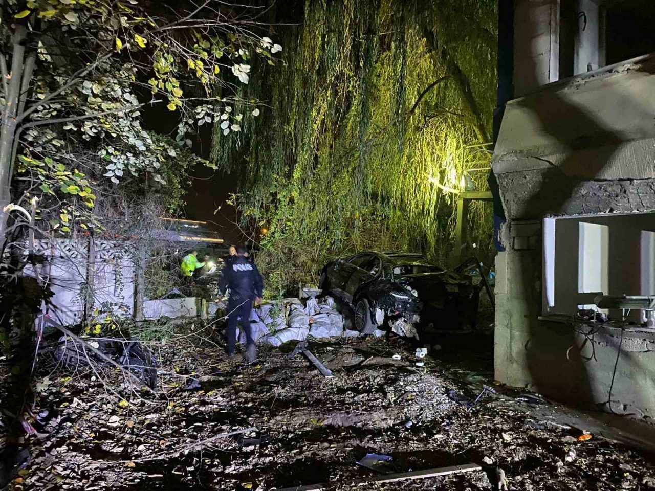 Sakarya’nın Arifiye ilçesi D-650 kara yolu otoban köprüsü üzerinde çarpışarak