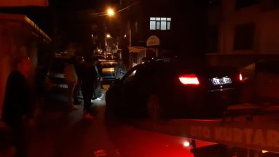 Kocaeli’nin Körfez ilçesinde bir kişi, lüks otomobilinin içerisindeyken yanına gelen