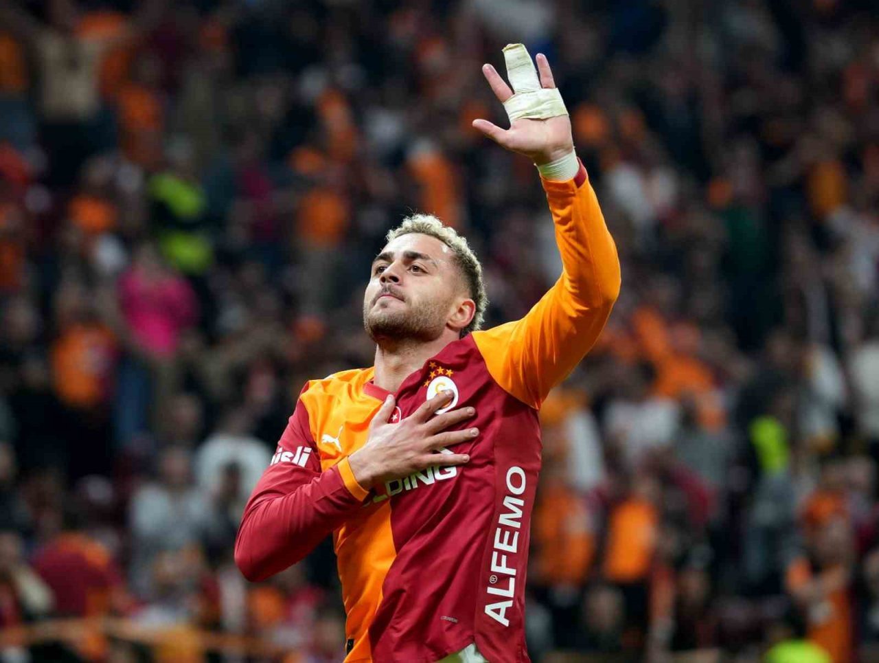 Galatasaray’da, Gençlerbirliği maçının ardından Mauro Icardi ile Barış Alper Yılmaz,