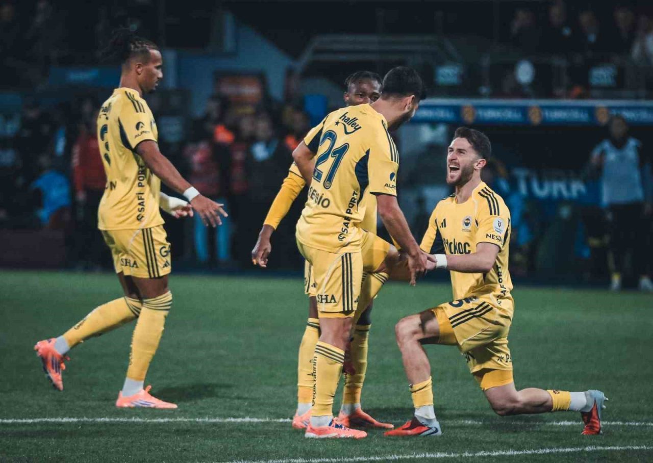 Fenerbahçe’nin İspanyol oyuncusu Marco Asensio, Çaykur Rizespor maçında rakip fileleri