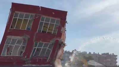 Mersin’in Tarsus ilçesinde operatör, hasar gören 2 katlı binayı kırıcıyı