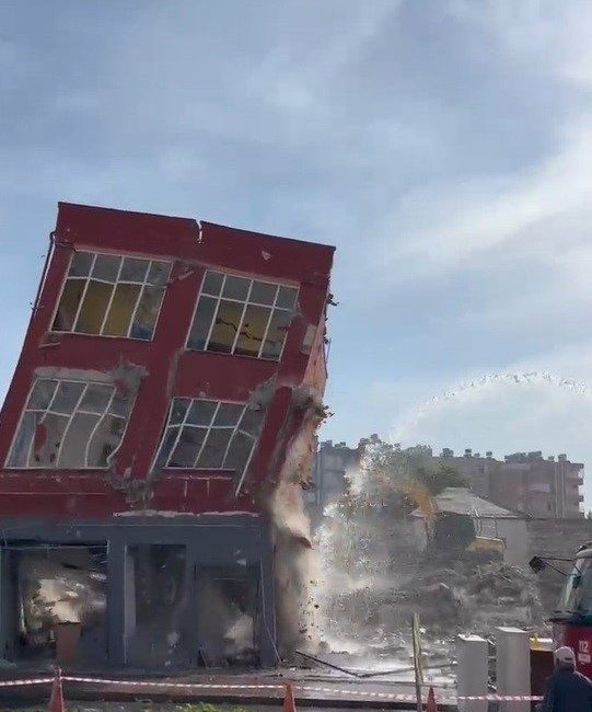 Mersin’in Tarsus ilçesinde operatör, hasar gören 2 katlı binayı kırıcıyı