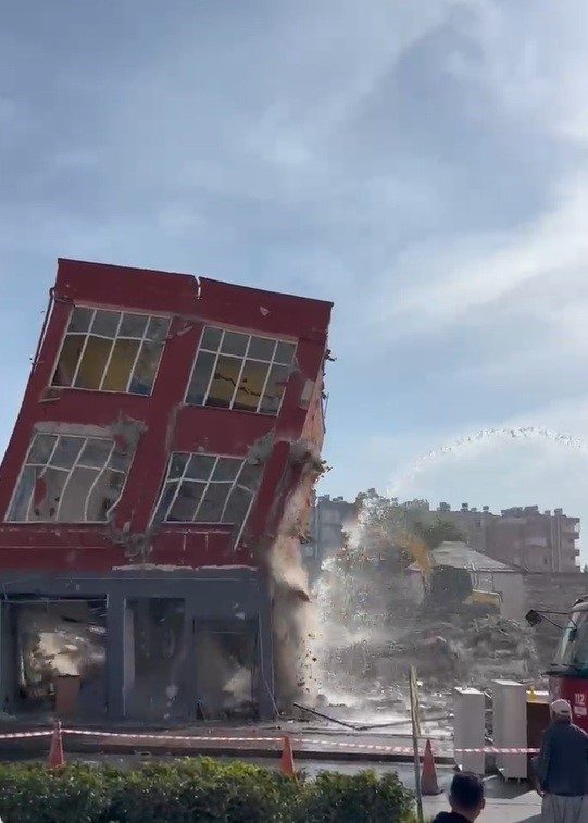 Mersin’in Tarsus ilçesinde operatör, hasar gören 2 katlı binayı kırıcıyı