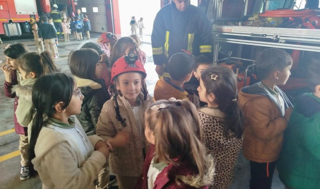 Erzincan Gazi İlkokulu öğrencileri, Erzincan Belediyesi İtfaiye Müdürlüğü’nü ziyaret etti.