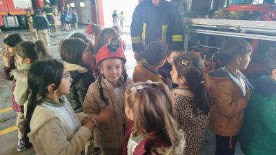 Erzincan Gazi İlkokulu öğrencileri, Erzincan Belediyesi İtfaiye Müdürlüğü’nü ziyaret etti.
