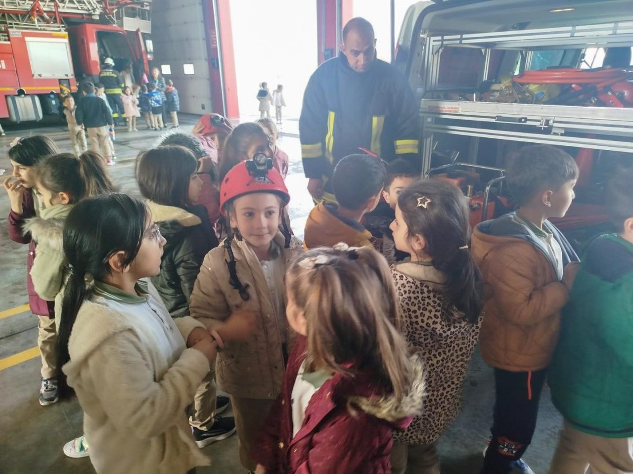 Erzincan Gazi İlkokulu öğrencileri, Erzincan Belediyesi İtfaiye Müdürlüğü’nü ziyaret etti.