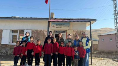 Erzurum’un Narman ilçesinde bulunan gönüllü gençler ve Gençlik Merkezi personeli,