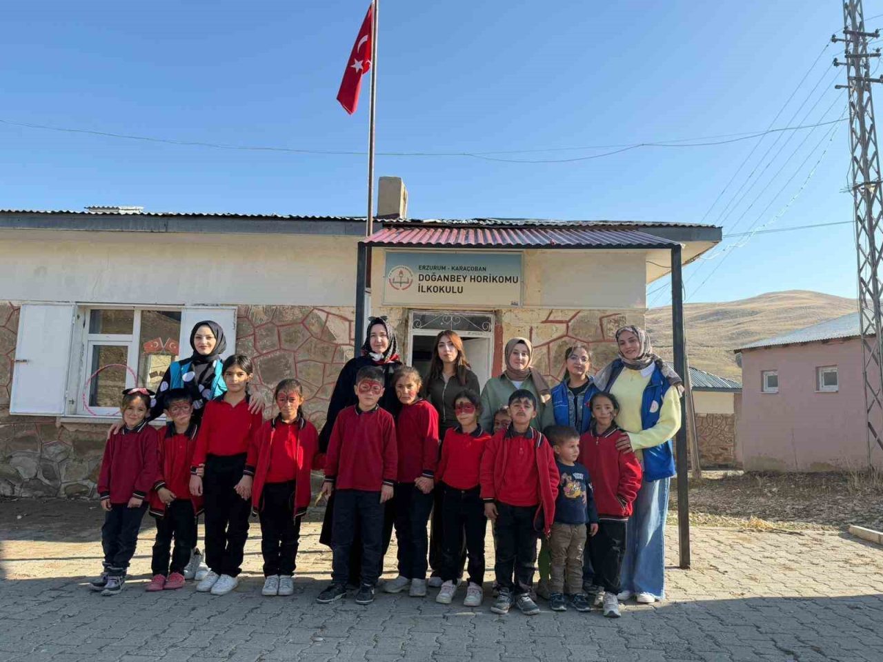Erzurum’un Narman ilçesinde bulunan gönüllü gençler ve Gençlik Merkezi personeli,