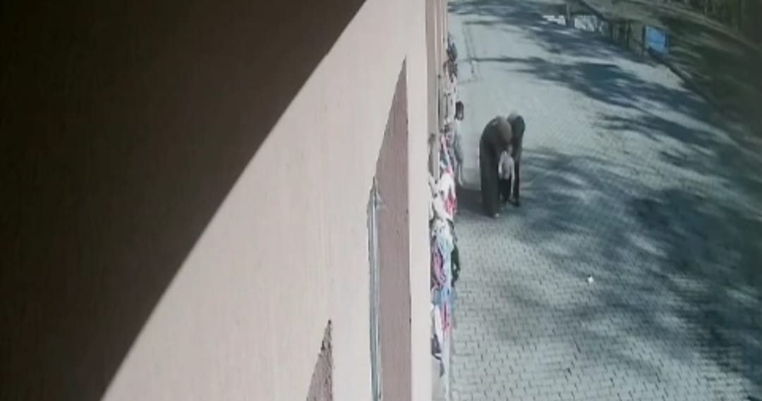 Ağrı’da boğazına şeker kaçması nedeniyle nefes almakta güçlük çeken 3