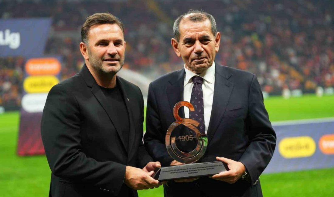 Galatasaray Başkanı Dursun Özbek, Galatasaray Teknik Direktörü Okan Buruk’a, sarı-kırmızılılarla