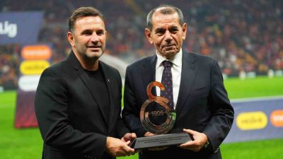 Galatasaray Başkanı Dursun Özbek, Galatasaray Teknik Direktörü Okan Buruk’a, sarı-kırmızılılarla