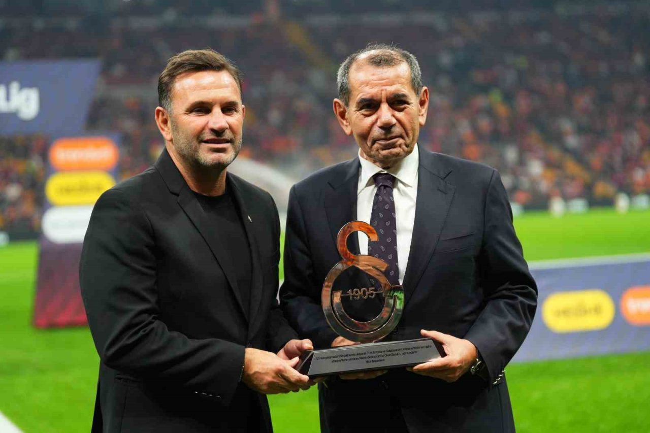 Galatasaray Başkanı Dursun Özbek, Galatasaray Teknik Direktörü Okan Buruk’a, sarı-kırmızılılarla