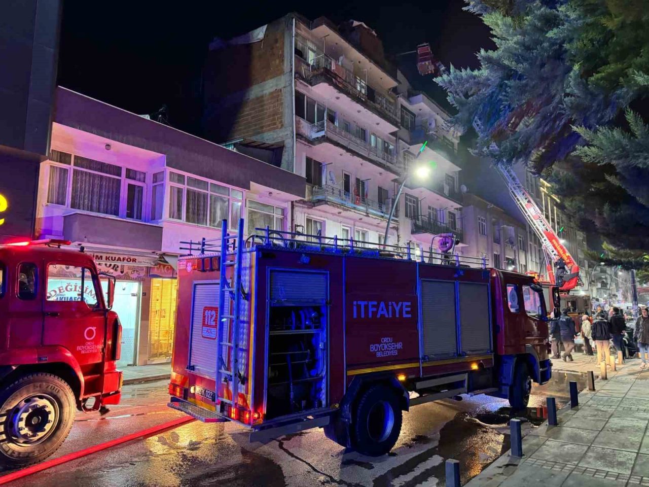 Ordu’da 4 katlı bir binanın çatı katında çıkan yangın sonucu