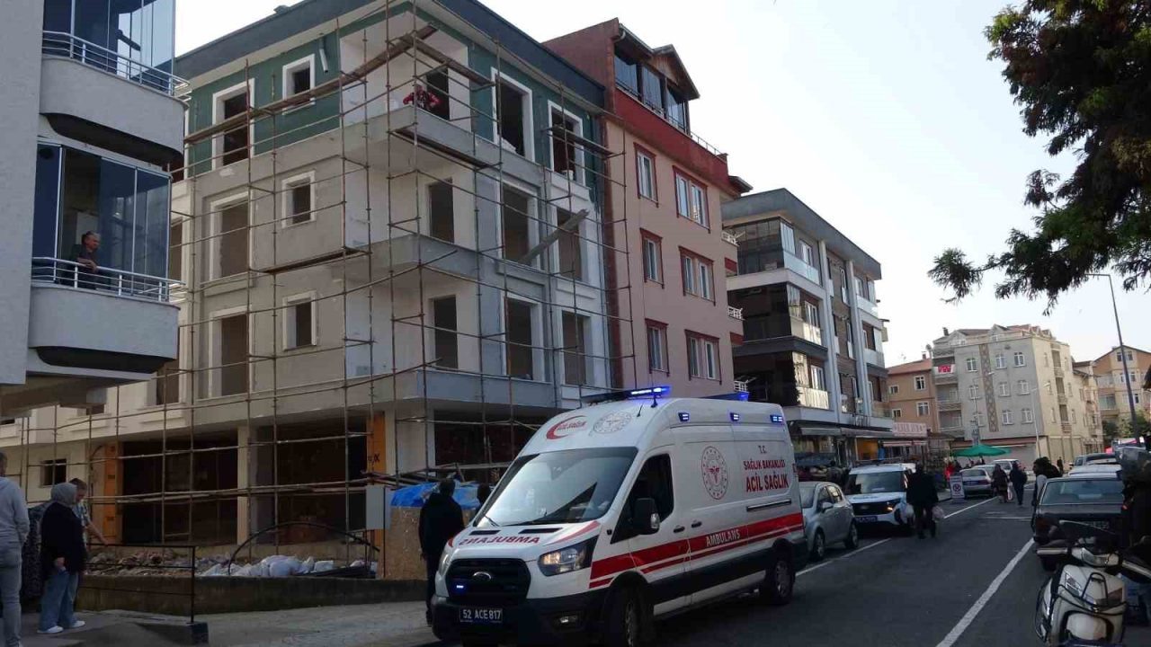 Ordu’nun Altınordu ilçesinde bir inşaatta boya yapan işçi, 3’üncü kattan