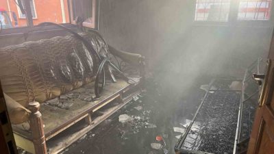 Ordu’nun Ünye ilçesinde, iki katlı metruk bir evde çıkan yangın,