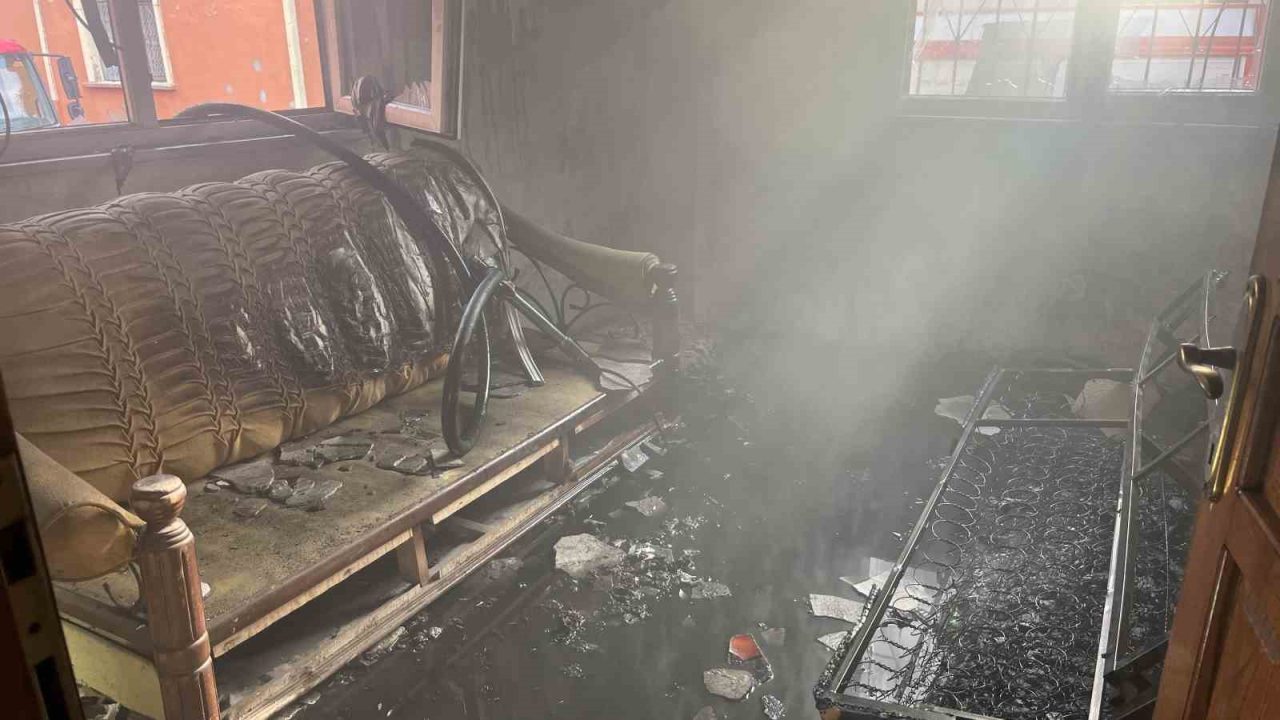 Ordu’nun Ünye ilçesinde, iki katlı metruk bir evde çıkan yangın,