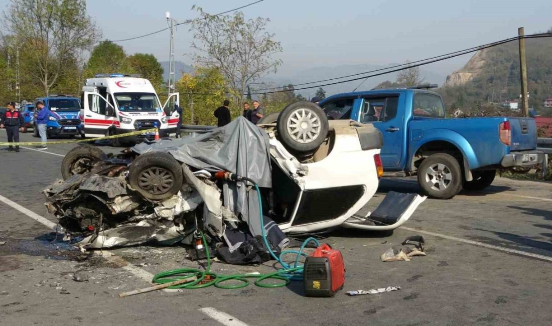 Ordu’nun Ulubey ilçesinde, kamyonet ile ehliyetsiz sürücünün kullandığı otomobilin çarpışması