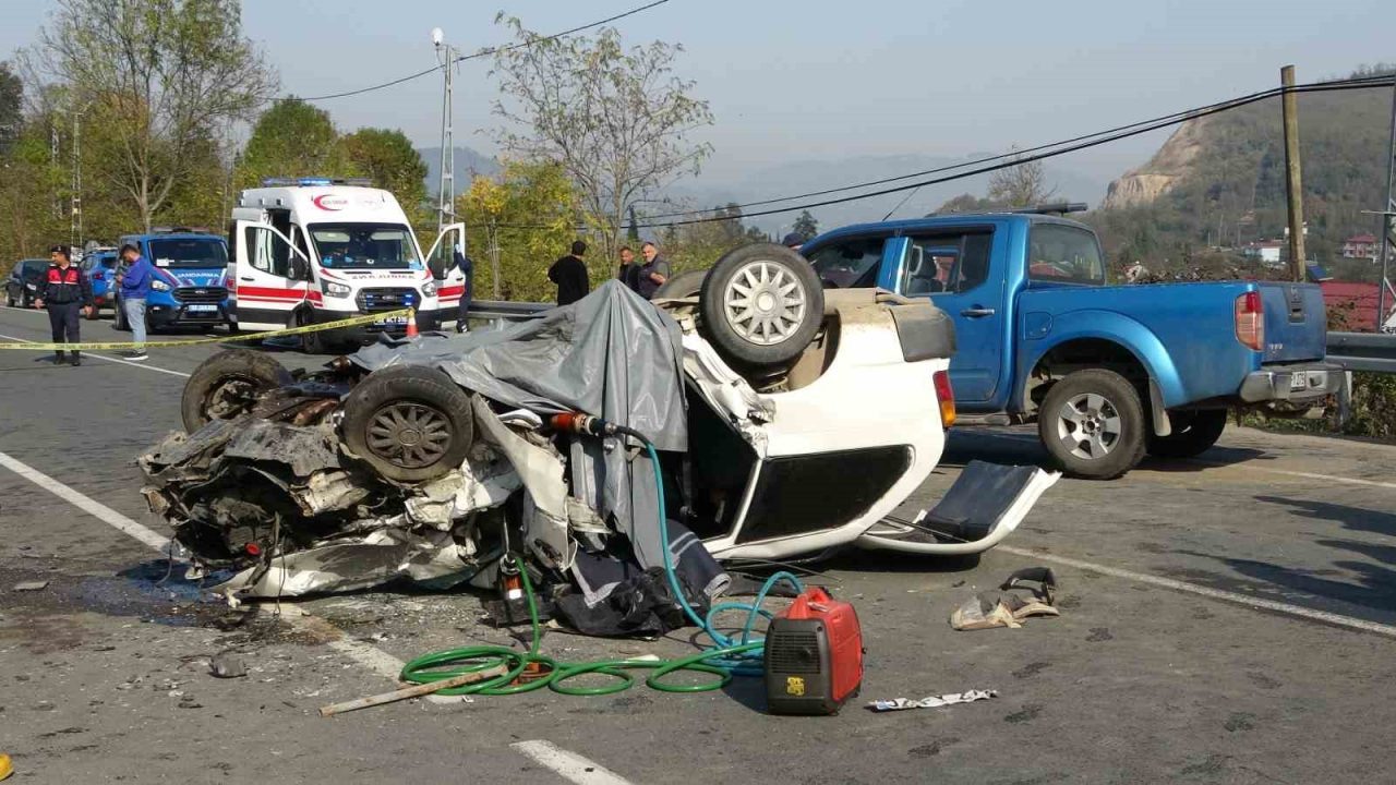 Ordu’nun Ulubey ilçesinde, kamyonet ile ehliyetsiz sürücünün kullandığı otomobilin çarpışması
