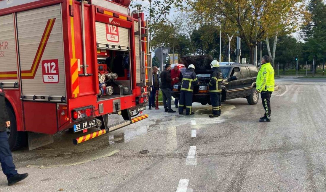 Ordu’nun Ünye ilçesinde seyir halinde olan bir otomobilin motor kısmından