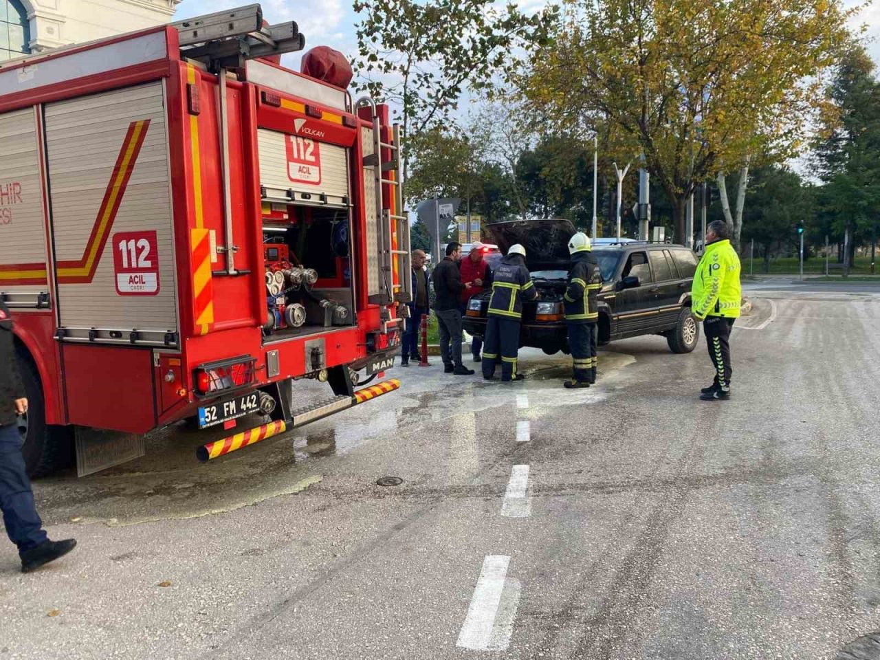 Ordu’nun Ünye ilçesinde seyir halinde olan bir otomobilin motor kısmından