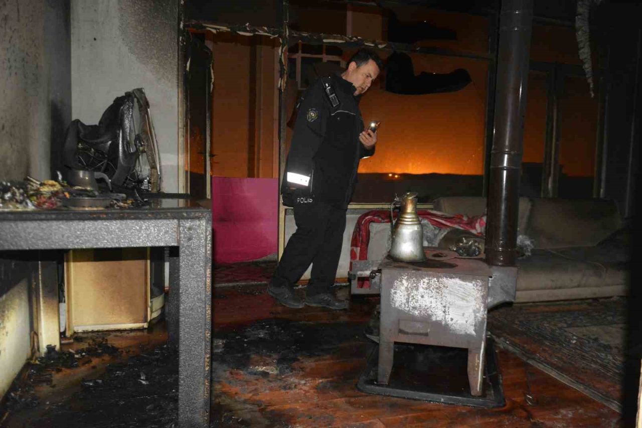 Ordu’nun Ünye ilçesinde bir dairede sobadan çıkan yangında anne ve