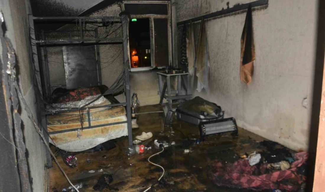 Ordu’nun Ünye ilçesinde, işçilerin kaldığı 4 katlı bir binanın çatı