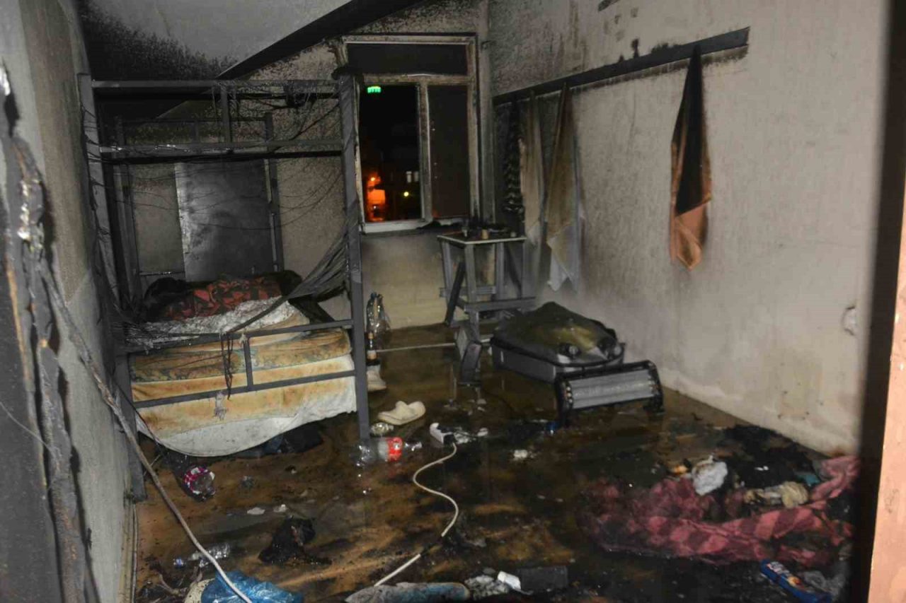 Ordu’nun Ünye ilçesinde, işçilerin kaldığı 4 katlı bir binanın çatı