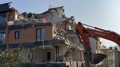 Ordu’da, temel kazısı sonrasında zeminindeki kayma nedeniyle çatlaklar oluşan ve