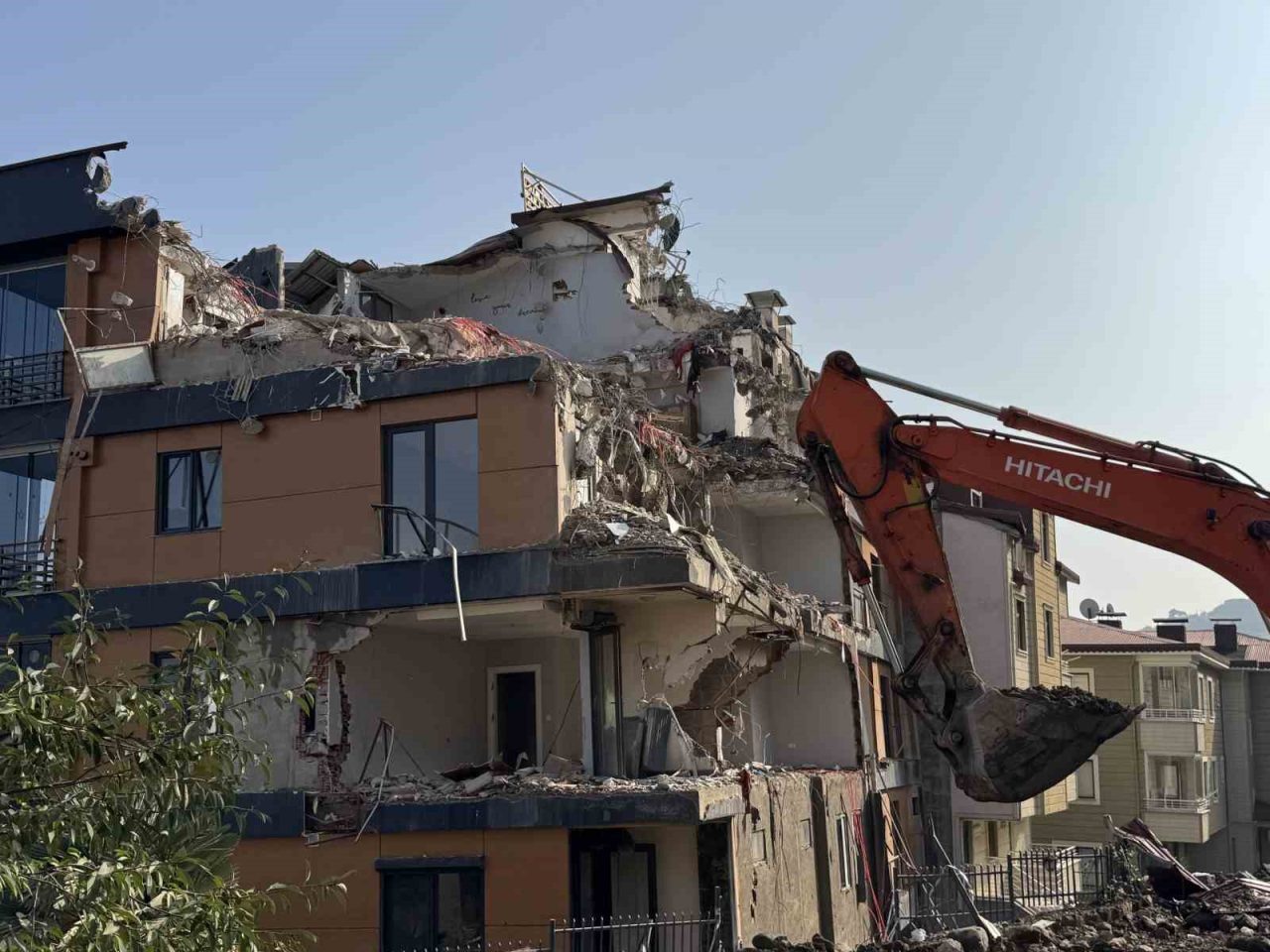 Ordu’da, temel kazısı sonrasında zeminindeki kayma nedeniyle çatlaklar oluşan ve
