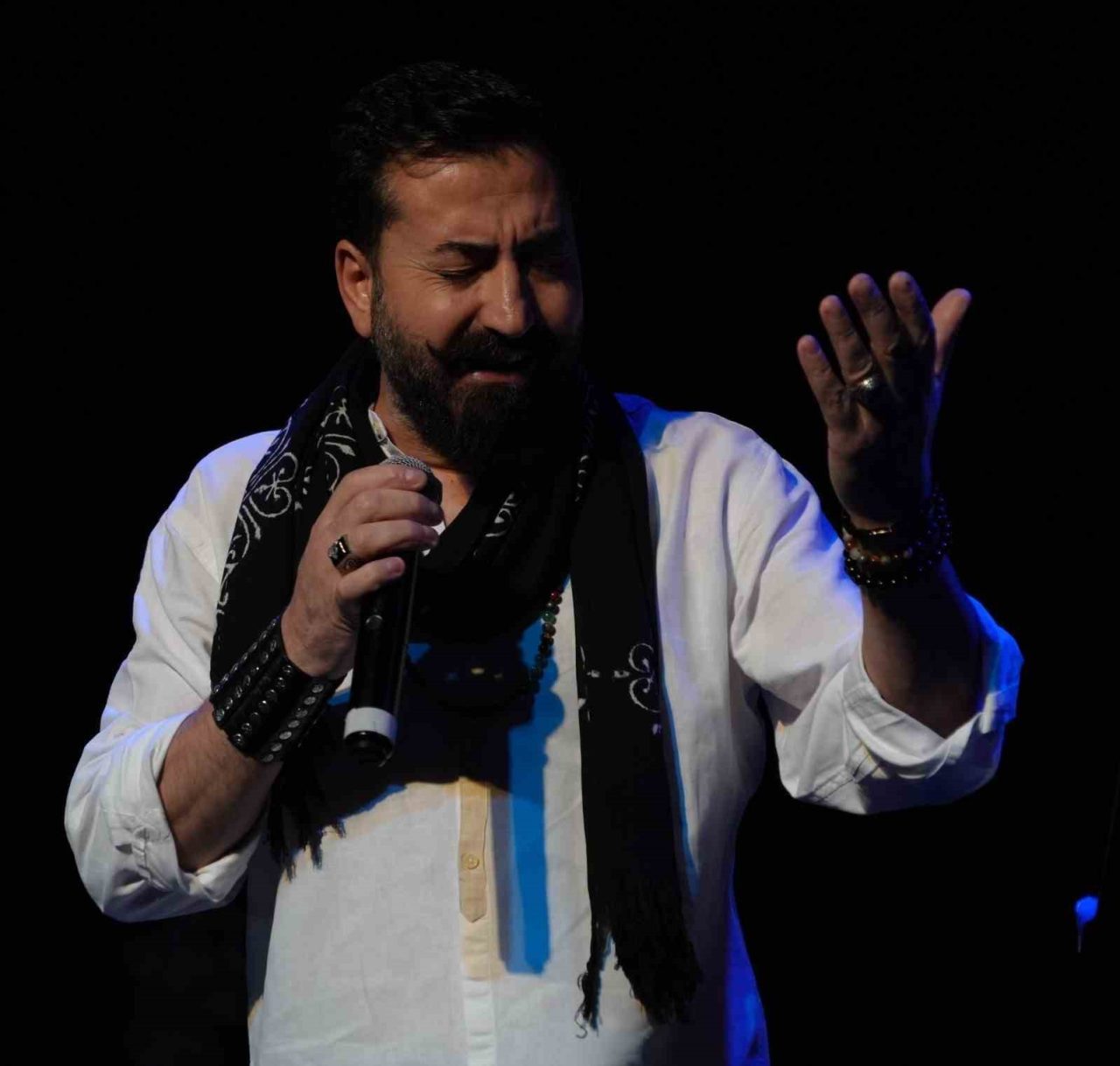 Oltulu müzisyen Osman Korkmaz, uzun yıllara dayanan sahne deneyimini ve