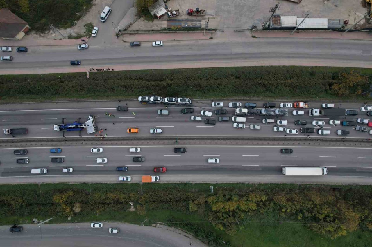 Anadolu Otoyolu Sakarya geçişinde SUV tarzı araç yüklü tır ile