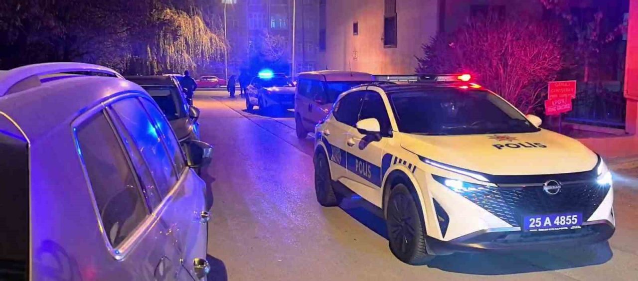 Erzurum’un Yakutiye ilçesinde meydana gelen bıçaklı kavgada 3 kişi yaralandı.