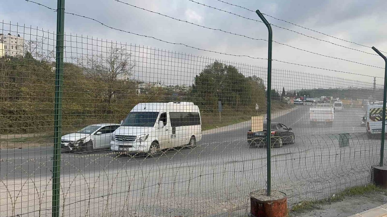 Kocaeli’de otomobil ile okul servisi çarpıştı 1 kişi yaralandı. Kaza,