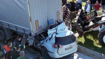 Sinop’ta bir otomobilin tıra arkadan çarparak altına girdiği kazada öğretmen