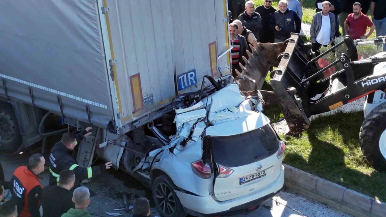 Sinop’ta bir otomobilin tıra arkadan çarparak altına girdiği kazada öğretmen