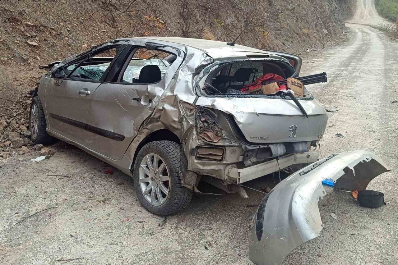 Gümüşhane’nin Kürtün ilçesinde kontrolden çıkan otomobil, 150 metrelik uçuruma yuvarlandı.