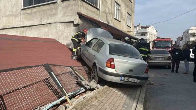 Kocaeli’nin Gebze ilçesinde sürücüsünün direksiyon hakimiyetini kaybettiği otomobil önce park